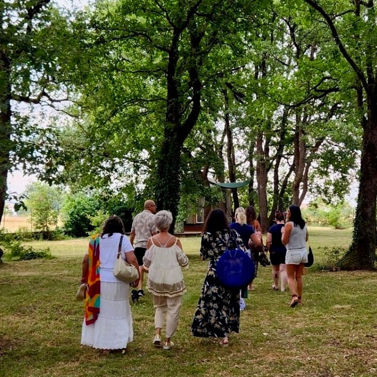 Constellation Photo de plusieurs personnes marchant dans l'herbe en direction de la yourte